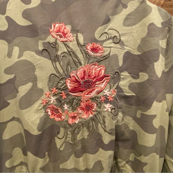 Ashley by 26 International Floral Embroidered Camo Jacket size small - Picture 4 of 12